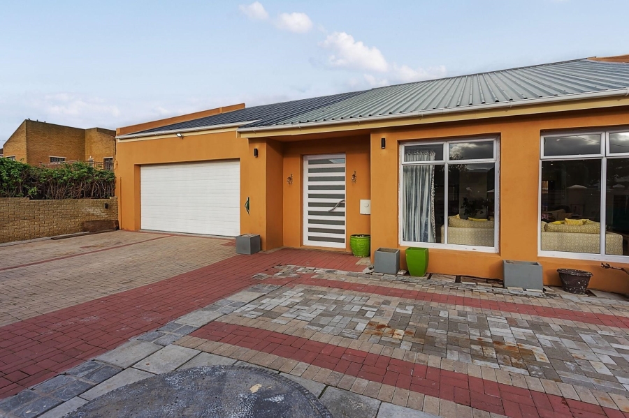 5 Bedroom Property for Sale in Zeekoevlei Western Cape